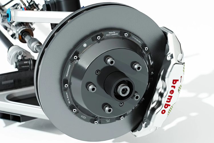 Ferrari F40 trang bị động cơ V8 twin-turbo dung tích 3.0L, công suất 478 mã lực. Tại thị trường Mỹ, sức mạnh 484 mã lực. Kết hợp hộp số sàn 5 cấp và hệ dẫn động cầu sau. Ferrari F40 có khả năng tăng tốc 0-100 km/h trong 4,1 giây trước khi đạt tốc độ tối đa 324 km/h.