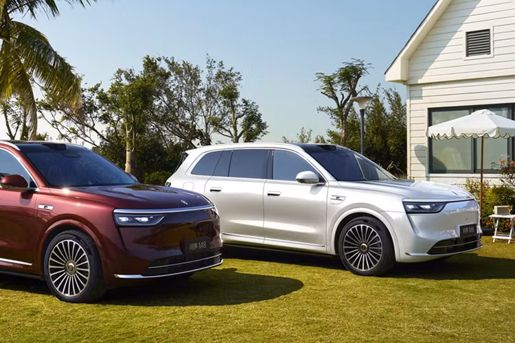 Các tính năng tuyệt vời khác của Aito M8 bao gồm LiDAR gắn trên nóc xe. Bên trong, Aito M8 có hai biến thể bố trí ghế: 2+2+2 và 2+3. Chiếc xe có màn hình hiển thị thực tế tăng cường của Huawei và màn hình ba màn hình lớn.