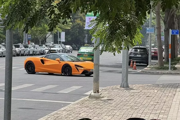 Nhưng trong bài viết ngày hôm nay sẽ không liên quan gì đến 3 mẫu xe liệt kê ở trên, thay vào đó là 1 mẫu xe hybrid mang tên gọi McLaren Artura. Cụ thể đây là 1 chiếc siêu xe McLaren Artura Spider mui trần, đây đã là chiếc thứ 3 lộ diện có mặt tại Việt Nam.