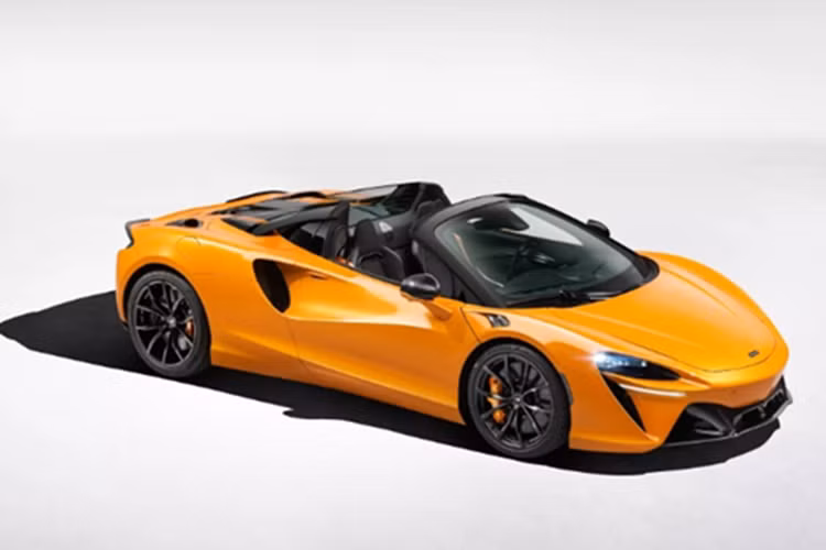 Siêu xe mui trần của McLaren Artura có nền tảng khung gầm làm từ carbon (McLaren Carbon Lightweight Architecture) cho phép mở mui mà không làm mất đi độ cứng của kết cấu, trọng lượng khô chỉ 1.457 kg, nặng hơn 61 kg so với bản coupe, nhưng cũng đủ giúp nó trở thành siêu xe nhẹ nhất trong phân khúc.