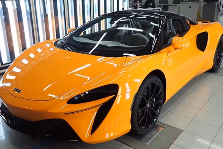 Thú vị nằm ở chỗ là McLaren Artura Spider vẫn sử dụng động cơ xăng V6, dung tích 3.0 lít tăng áp kép, kết hợp môtơ điện, sản sinh công suất 690 mã lực, tăng 19 mã lực so với bản coupe và mô-men xoắn cực đại là 722 Nm. Xe sử dụng hệ dẫn động cầu sau, tăng tốc 0-100 km/h trong 3 giây, 0-200 km/h trong 8,4 giây và 0-300 km/h trong 21,6 giây.