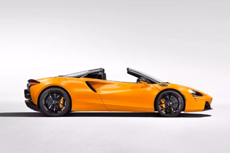 Tốc độ tối đa 330 km/h. McLaren Artura Spider sử dụng hộp số tự động SSG 8 cấp có sự điều chỉnh giúp độ sang số tăng 25%, với thay đổi là môtơ điện sẽ đảm nhiệm vai trò của số lùi, trên bản coupe không có. 