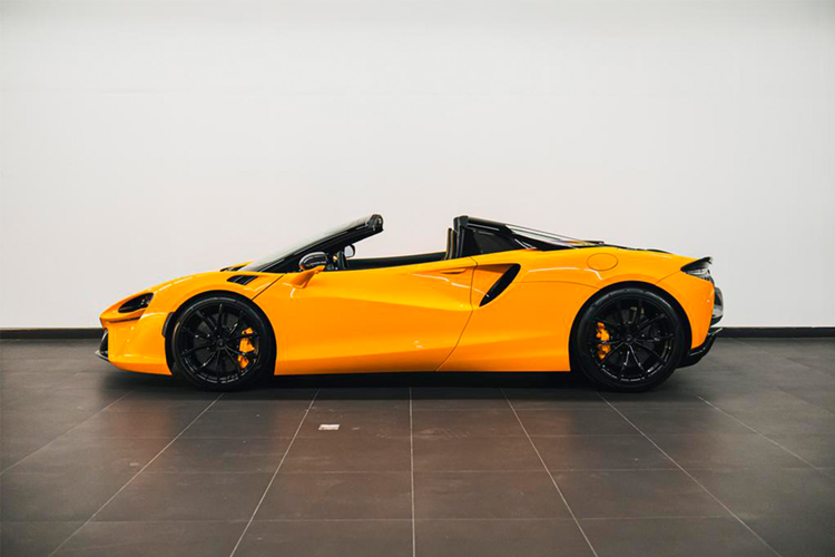 McLaren Artura Spider sẽ có thời gian đóng hoặc mở mui chỉ dưới 11 giây, tương tự đàn anh McLaren 720S Spider, phần mui này có thể dễ dàng được mở ra khi xe đang chạy, nhưng cần lưu ý là tốc độ của McLaren Artura Spider khi đó phải dưới 50 km/h.