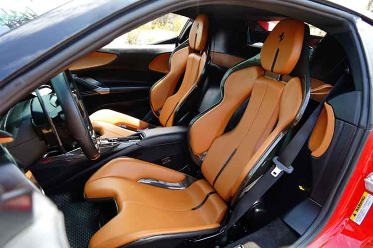 Ferrari SF90 Stradale được trang bị động cơ xăng V8, tăng áp, dung tích 4.0 lít, sản sinh công suất tối đa 769 mã lực và mô-men xoắn cực đại 800 Nm. Động cơ này kết hợp với hệ thống hybrid bao gồm 3 mô-tơ điện cung cấp thêm công suất 217 mã lực này là cụm pin lithium-ion 7,9 kWh.