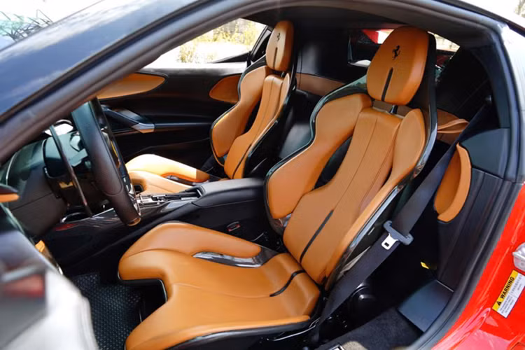 Ferrari SF90 Stradale được trang bị động cơ xăng V8, tăng áp, dung tích 4.0 lít, sản sinh công suất tối đa 769 mã lực và mô-men xoắn cực đại 800 Nm. Động cơ này kết hợp với hệ thống hybrid bao gồm 3 mô-tơ điện cung cấp thêm công suất 217 mã lực này là cụm pin lithium-ion 7,9 kWh.