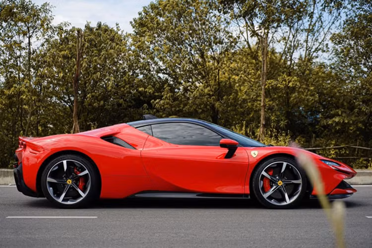 Kết hợp 3 mô-tơ điện với động cơ xăng V8, siêu xe hybrid Ferrari SF90 Stradale từng của doanh nhân Đức Huy có tổng công suất tối đa 986 mã lực. SF90 Stradale chính là siêu xe plug-in hybrid đầu tiên trong lịch sử của hãng Ferrari cũng là chú ngựa chồm mạnh nhất hiện nay.