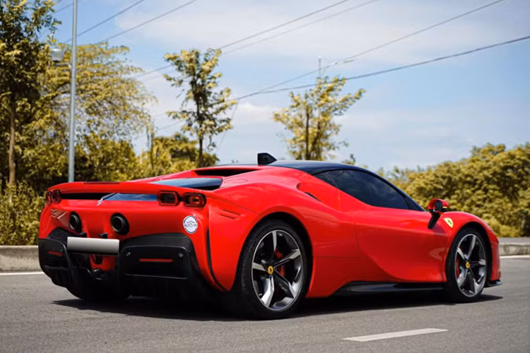 Ferrari SF90 Stradale có thể tăng tốc từ vị trí xuất phát lên 100 km/h trong thời gian 2,5 giây trước khi đạt vận tốc tối đa 340 km/h. Chiếc siêu xe plug-in hybrid đầu tiên của hãng xe Ý có thể hoàn thành quãng đường 25 km chỉ bằng mô-tơ điện trên cầu trước.