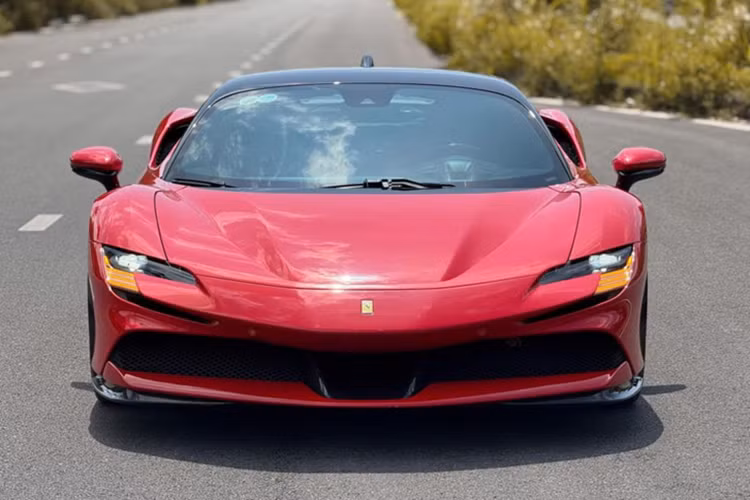 Sau 1 thời gian ngắn tìm thấy chủ nhân mới, chiếc siêu xe mang động cơ hybrid là Ferrari SF90 Stradale tiếp tục được chào bán với mức giá trên 20 tỷ đồng.