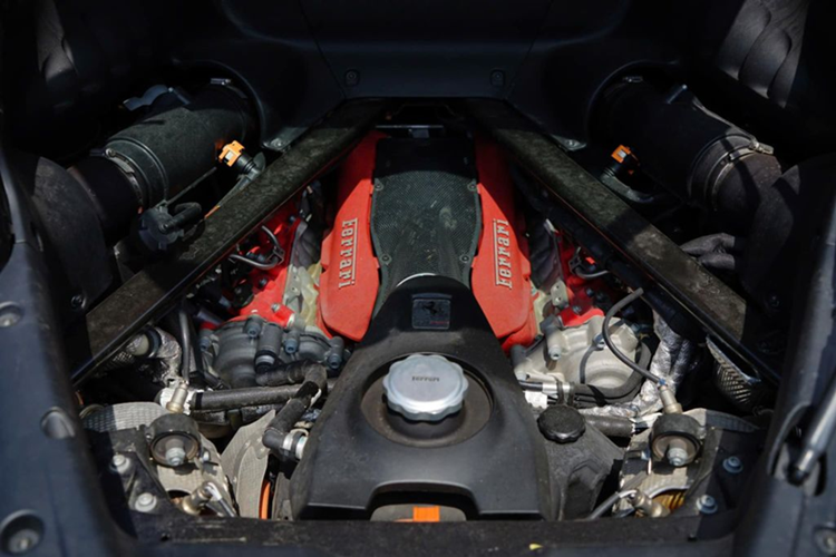 Siêu xe hybrid Ferrari SF90 Stradale từng của Đức Huy về nước cách đây hơn 4 năm, nhưng 1 năm sau mới ra được biển số Ngoại giao, xe được nhập khẩu không chính hãng và thuộc bản tiêu chuẩn, bộ áo của xe là màu đỏ Rosso Corsa đi cùng các chi tiết sơn đen và bộ mâm màu bạc.