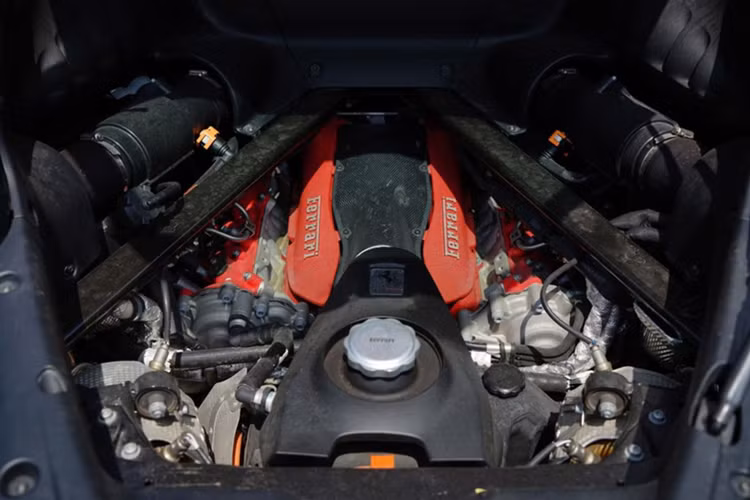 Siêu xe hybrid Ferrari SF90 Stradale từng của Đức Huy về nước cách đây hơn 4 năm, nhưng 1 năm sau mới ra được biển số Ngoại giao, xe được nhập khẩu không chính hãng và thuộc bản tiêu chuẩn, bộ áo của xe là màu đỏ Rosso Corsa đi cùng các chi tiết sơn đen và bộ mâm màu bạc.