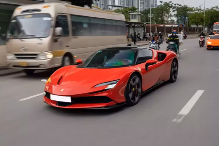 Ferrari SF90 Stradale tung cua chong cu Le Quyen tiep tuc rao ban