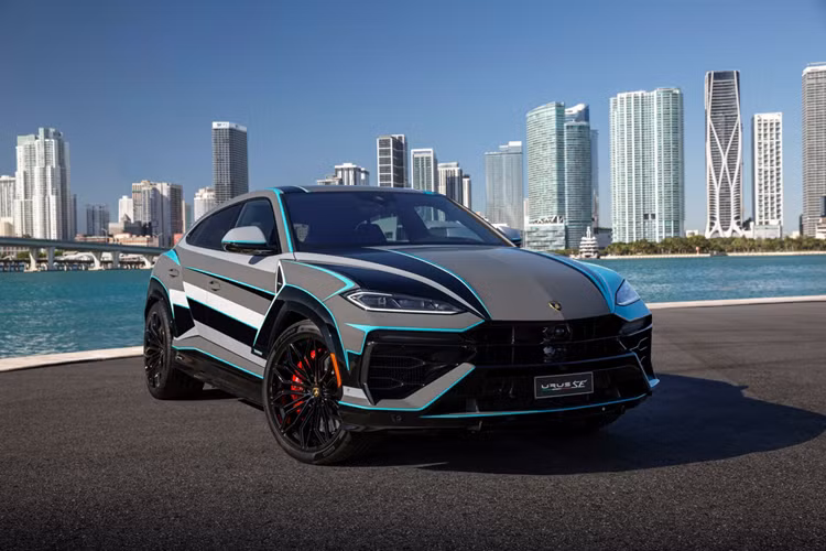  Lamborghini Urus SE hàng độc này với họa tiết cực kỳ độc đáo có một không hai theo phong cách nghệ thuật ra mắt tại sự kiện Art Basel. Lamborghini cho biết lớp sơn phủ kết hợp giữa bốn màu và mất 230 giờ để hoàn thiện các chi tiết ở ngoại thất chiếc xe này.