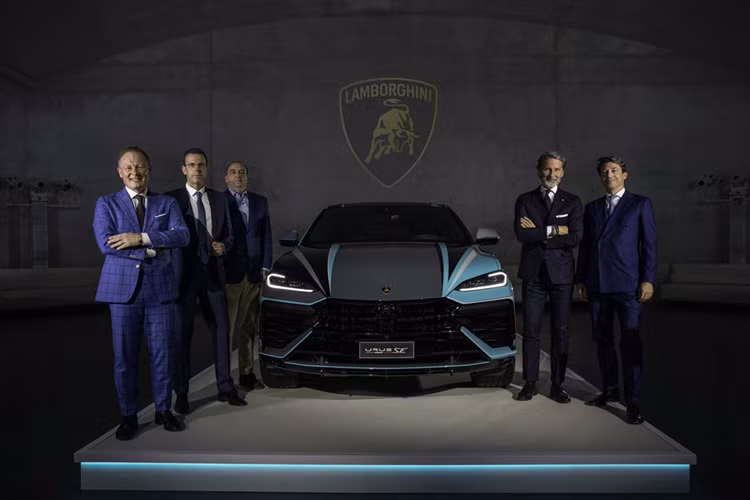 Hệ thống truyền động Plug-in Hybrid của xe bổ sung thêm một động cơ điện để bổ sung cho động cơ V-8 tăng áp kép mạnh mẽ. Mẫu xe được trang bị động cơ điện bổ sung đi kèm với hộp số tự động tám cấp, động cơ điện tạo ra công suất 189 mã lực và mô-men xoắn 483 Nm.