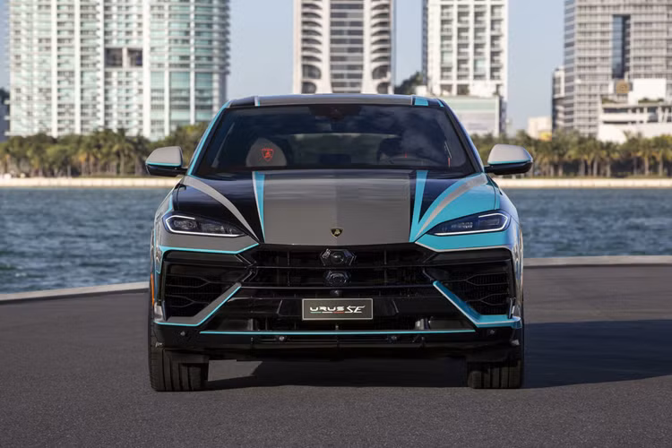Họa tiết phức tạp trên siêu SUV Lamborghini Urus SE được tạo ra bởi nhóm Ad Personam nội bộ của Lamborghini để giới thiệu khả năng cá nhân hóa của thương hiệu nếu những người mua muốn có thứ gì đó độc đáo cho chiếc xe mới của họ.