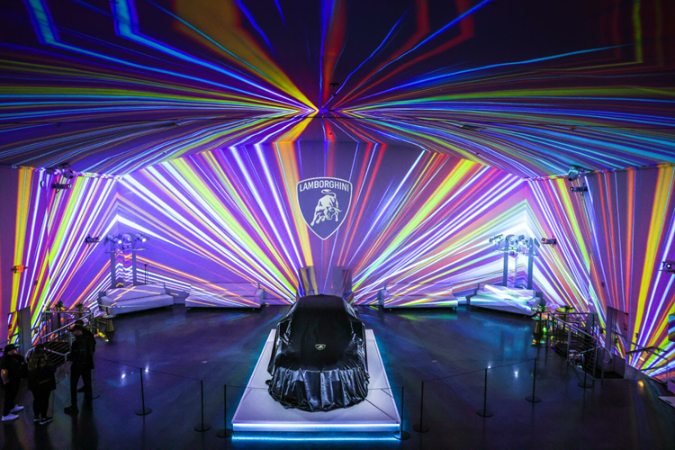 Nếu xe chạy ở chế độ thuần điện EV, mẫu siêu SUV có khả năng đạt tốc độ tối đa 130 km/h. Sau đó, động cơ V8 sẽ tự động khởi động. Ngoài ra, Lamborghini cũng cho biết trên mẫu xe này, lượng khí thải giảm 80% so với phiên bản chạy bằng động cơ xăng.