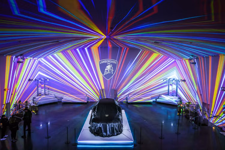 Nếu xe chạy ở chế độ thuần điện EV, mẫu siêu SUV có khả năng đạt tốc độ tối đa 130 km/h. Sau đó, động cơ V8 sẽ tự động khởi động. Ngoài ra, Lamborghini cũng cho biết trên mẫu xe này, lượng khí thải giảm 80% so với phiên bản chạy bằng động cơ xăng.