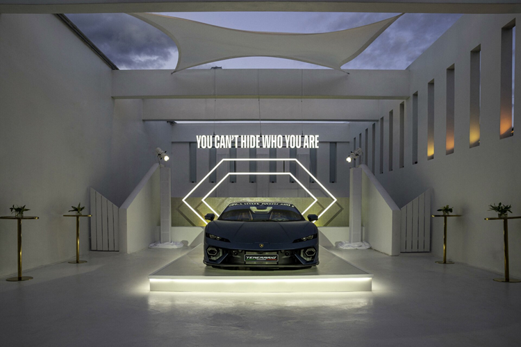 Mẫu siêu SUV Lamborghini Urus SE mới được trang bị đi kèm với pin lithium-ion 25,7 kWh gắn bên dưới khoang hành lý, giúp xe có thể di chuyển bằng điện khoảng 60km.