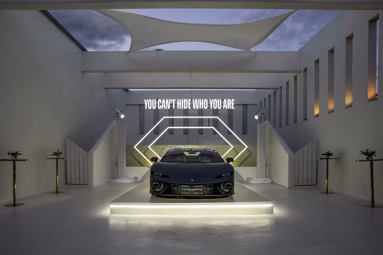 Mẫu siêu SUV Lamborghini Urus SE mới được trang bị đi kèm với pin lithium-ion 25,7 kWh gắn bên dưới khoang hành lý, giúp xe có thể di chuyển bằng điện khoảng 60km.