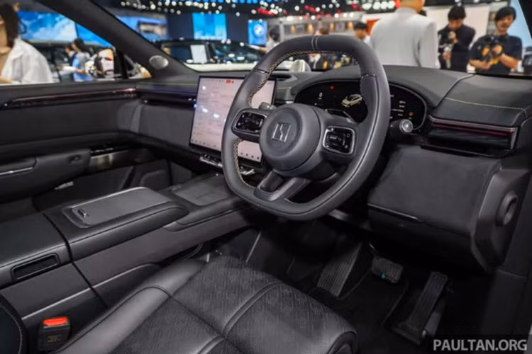 Phiên bản dẫn động 4 bánh (AWD) sử dụng pin NMC, bổ sung động cơ điện phía trước, nâng tổng công suất lên 637 mã lực và mô-men xoắn 710 Nm, với phạm vi 705 km (543 km WLTP). Hệ thống treo khí nén là trang bị tiêu chuẩn trên bản AWD và là tùy chọn cho các phiên bản còn lại.