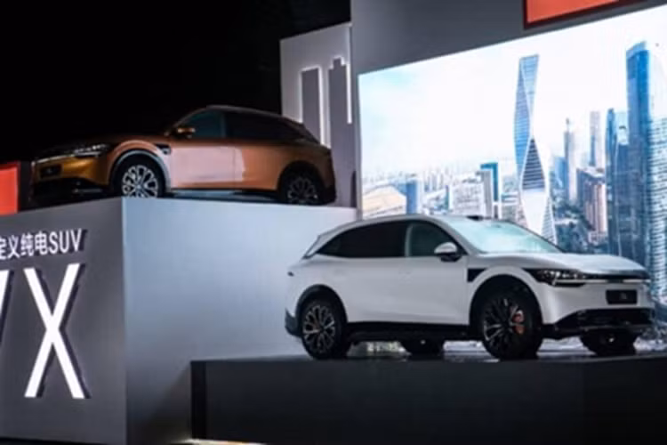 Tại Trung Quốc, mức giá xe Zeekr 7X bán ra từ 229.900 nhân dân tệ (khoảng 812 triệu đồng) đến 269.900 nhân dân tệ (954 triệu đồng), đắt hơn BYD Sealion 7 nhưng rẻ hơn Tesla Model Y. Dù vậy, so với Sealion7, Zeekr 7X được định vị là sản phẩm ở phân khúc cao cấp hơn và dự đoán xe sẽ sớm được ra mắt tại Việt Nam.