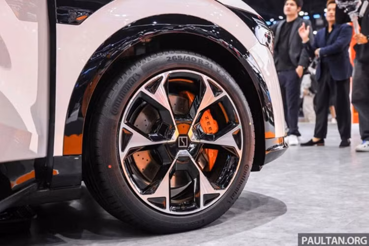 Pin LFP cho phạm vi hoạt động 605 km theo tiêu chuẩn CLTC của Trung Quốc (tương đương 480 km theo WLTP), trong khi pin NMC đạt 780 km (615 km WLTP).