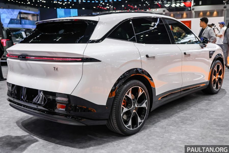 Về khả năng sạc, Zeekr 7X hỗ trợ sạc nhanh DC, đưa mức pin từ 10% lên 80% trong 10,5 phút với bản LFP và 15 phút với bản NMC. Xe cũng có thể cung cấp điện ra ngoài với công suất tối đa 60 kW DC hoặc 3.3 kW AC. Tất cả được hỗ trợ bởi nền tảng PMA2+ với kiến trúc điện 800V.