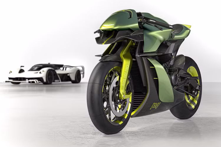 Với odo chỉ 5 dặm (hơn 8 km) và mang số thứ tự 093/100, mức giá xe Aston Martin AMB 001 được chào bán là 149.900 USD (khoảng 3,59 tỷ đồng), cao hơn nhiều so với mức giá khởi điểm 95.000 Euro vào năm 2019.