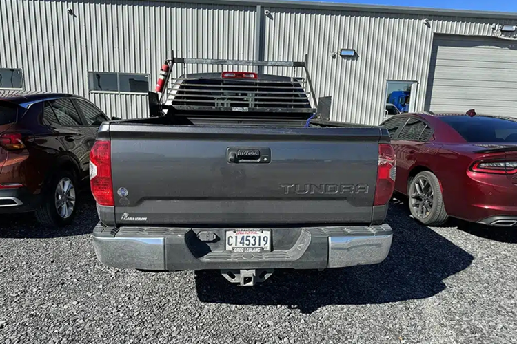 Khi hộp số bắt đầu có dấu hiệu xuống cấp ở mốc 780.000 dặm, Sheppard vẫn tiếp tục cầm lái thêm 80.000 dặm trước khi thay thế – một minh chứng cho sự dẻo dai của dòng xe bán tải Nhật. Thực tế, chỉ riêng con số 780.000 dặm cũng đã vượt qua ngưỡng 1 triệu km – vốn là niềm mơ ước với nhiều mẫu xe thương mại thông thường.