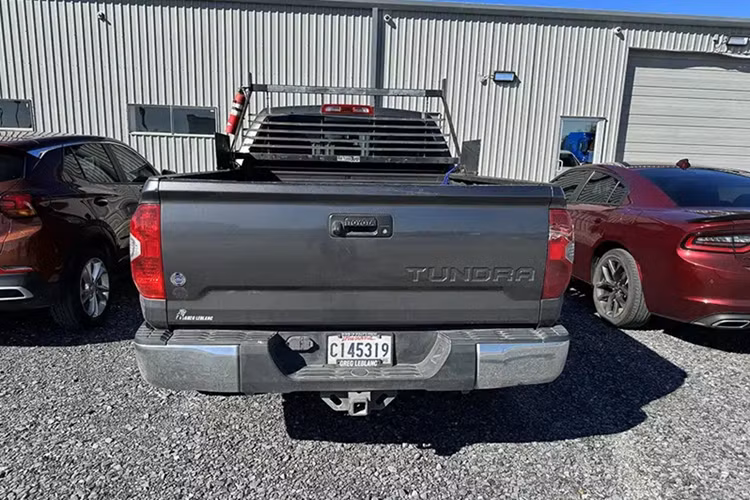 Khi hộp số bắt đầu có dấu hiệu xuống cấp ở mốc 780.000 dặm, Sheppard vẫn tiếp tục cầm lái thêm 80.000 dặm trước khi thay thế – một minh chứng cho sự dẻo dai của dòng xe bán tải Nhật. Thực tế, chỉ riêng con số 780.000 dặm cũng đã vượt qua ngưỡng 1 triệu km – vốn là niềm mơ ước với nhiều mẫu xe thương mại thông thường.