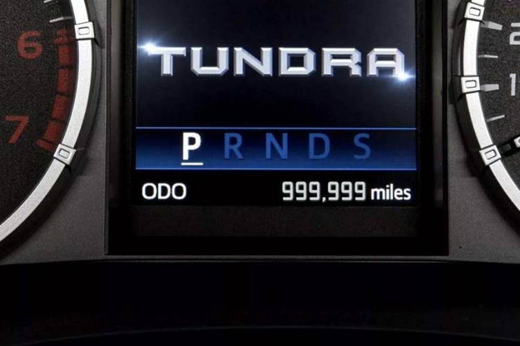 Chiếc Tundra 2007 đầu tiên của ông thậm chí gây bất ngờ tới mức Toyota từng đưa xe về nhà máy tại Alabama để “giải phẫu” hệ truyền động. Kết quả? Hệ thống gần như không có lỗi nghiêm trọng, động cơ đạt chất lượng tương đương xe mới đi 100.000 dặm. Nội thất cũng giữ được độ nguyên vẹn ấn tượng, dù chủ nhân cao gần 2 mét và nặng 200kg.