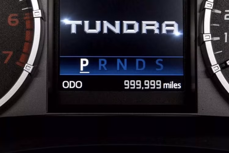 Chiếc Tundra 2007 đầu tiên của ông thậm chí gây bất ngờ tới mức Toyota từng đưa xe về nhà máy tại Alabama để “giải phẫu” hệ truyền động. Kết quả? Hệ thống gần như không có lỗi nghiêm trọng, động cơ đạt chất lượng tương đương xe mới đi 100.000 dặm. Nội thất cũng giữ được độ nguyên vẹn ấn tượng, dù chủ nhân cao gần 2 mét và nặng 200kg.