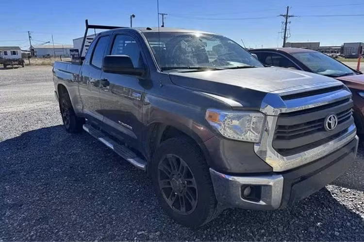 Điều đặc là chiếc Toyota Tundra đời 2014 này và trước đó đều sử dụng động cơ xăng V8 5.7L, không phải dòng bán tải máy dầu thường thấy ở các xe “triệu km”. Sheppard – một tài xế vận chuyển thiết bị cho ngành dầu khí tại Mỹ – trung bình lái tới 500km/ngày. Lối sống kỹ luật, bảo dưỡng định kỳ đúng khuyến cáo từ hãng là bí quyết giúp ông duy trì hiệu suất xe bền bỉ đến không tưởng.