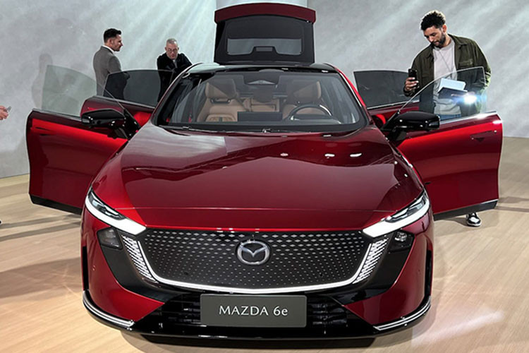 Mazda 6e dự kiến sẽ ra mắt tại Thái Lan và nhiều quốc gia Đông Nam Á, bao gồm cả Việt Nam trong nửa cuối năm 2025, mở ra một chương mới cho chiến lược điện hóa toàn cầu của thương hiệu Nhật Bản.