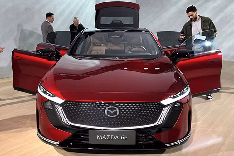 Mazda 6e dự kiến sẽ ra mắt tại Thái Lan và nhiều quốc gia Đông Nam Á, bao gồm cả Việt Nam trong nửa cuối năm 2025, mở ra một chương mới cho chiến lược điện hóa toàn cầu của thương hiệu Nhật Bản.