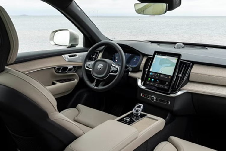 XC90 20225 có hệ thống âm thanh Bowers &amp; Wilkins được làm mới về thiết kế và bổ sung các lớp vật liệu giúp tăng khả năng chống ồn mang lại trải nghiệm âm thanh chân thực và sống động hơn.