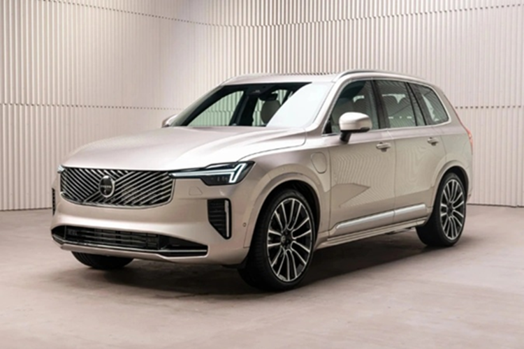 Nhìn chung, thiết kế của Volvo XC90 2025 mới tại Đông Nam Á không quá khác biệt với bản đã từng ra mắt quốc tế. Cụ thể, phần đầu xe gây ấn tượng với lưới tản nhiệt không còn các nan dọc mà được thay bằng các đường đan chéo.