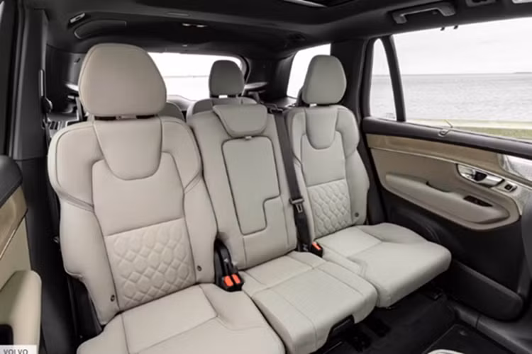 Chưa rõ khi về Đông Nam Á xe được trang bị hệ truyền động gì. Tại thị trường quốc tế, xe có 3 tùy chọn động cơ. Thứ nhất là hệ truyền động hybrid B5 là sự kết hợp của động cơ xăng 4 xi-lanh tăng áp, dung tích 2.0L với mô-tơ điện 48V cho tổng công suất 247 mã lực.