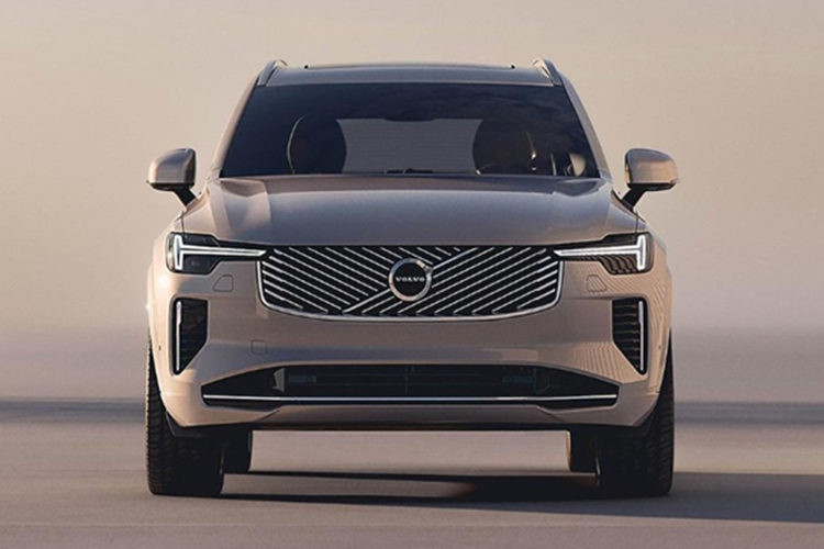 Cụm đèn chiếu sáng vẫn mang hình dáng "búa Thor" đặc trưng nhưng giờ đây đã được thiết kế thon gọn, hiện đại hơn. Hốc hút gió và cản trước được làm lại giúp tổng thể đầu xe SUV XC90 2025 mang hơi hướng một chiếc xe thuần điện.