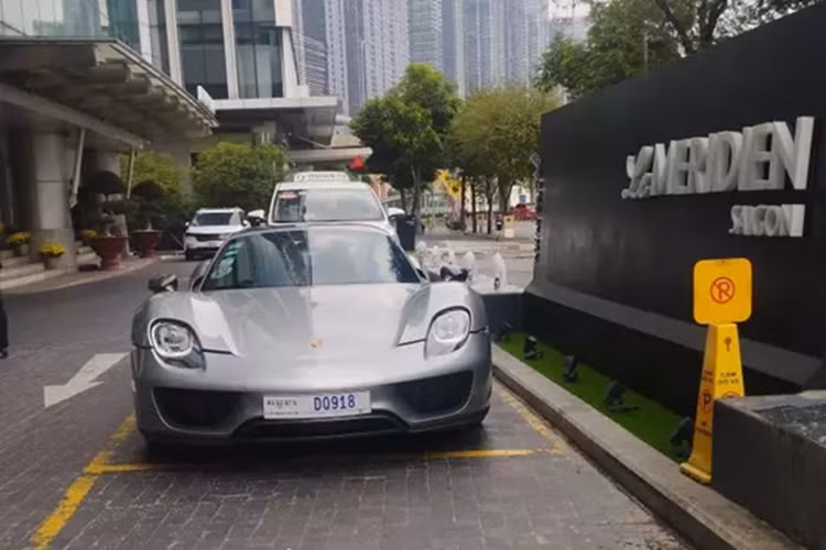 Mới đây, trên mạng xã hội có lan truyền hình ảnh 1 dàn siêu xe của đại gia Sài Gòn đi du Xuân, đáng chú ý là dàn xe này đều là những mẫu siêu hiếm tại Việt Nam, thậm chí có xe chỉ sản xuất 918 chiếc trên toàn thế giới, và chỉ có đúng 2 xe ở trong nước.