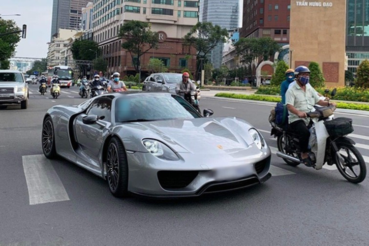 Mẫu xe hybrid của Porsche chỉ mất thời gian 2,8 giây để tăng tốc từ vị trí xuất phát lên 100 km/h trước khi đạt tốc độ tối đa 345 km/h. Gói pin lithium-ion 6,8 kWh giúp Porsche 918 Spyder có thể hoàn thành quãng đường dài 19 km chỉ với chế độ chạy bằng điện.