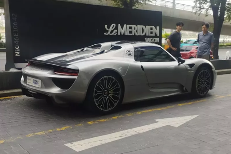 Cái tên chúng tôi muốn nhắc đến chính là Porsche 918 Spyder hàng cực phẩm, 1 mẫu xe hypercar vô cùng hiếm gặp trên thế giới, chứ đừng nói ở Việt Nam đã có đến 2 chiếc.