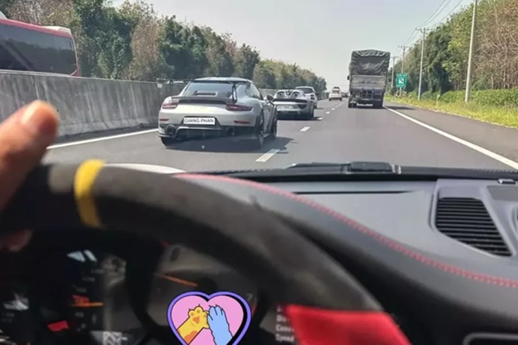 Ra mắt đã 1 thập kỷ nhưng 918 Spyder vẫn là chiếc xe mạnh nhất của Porsche, xe được trang bị hệ dẫn động plug-in hybrid với động cơ V8, hút khí tự nhiên, dung tích 4,6 lít kết hợp cùng 2 mô-tơ điện tạo ra công suất tổng cộng 881 mã lực và mô-men xoắn cực đại 1.280 Nm.