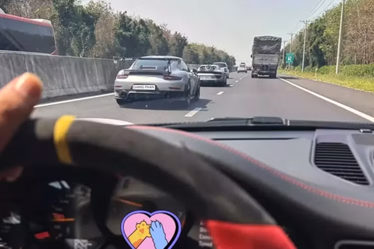 Ra mắt đã 1 thập kỷ nhưng 918 Spyder vẫn là chiếc xe mạnh nhất của Porsche, xe được trang bị hệ dẫn động plug-in hybrid với động cơ V8, hút khí tự nhiên, dung tích 4,6 lít kết hợp cùng 2 mô-tơ điện tạo ra công suất tổng cộng 881 mã lực và mô-men xoắn cực đại 1.280 Nm.