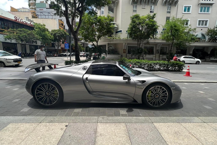 Trong bức ảnh được chụp lại có đến 2 chiếc siêu xe Porsche 911 GT2 RS xuất hiện cùng với siêu phẩm hypercar Porsche 918 Spyder. 1 xe mang màu trắng, và xe chạy ngay phía sau 918 Spyder có màu bạc.