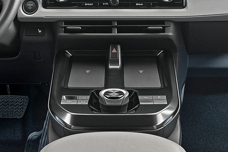 Bản FWD nâng cấp (77 kWh) được trang bị mô tơ điện cho công suất 221 mã lực, phạm vi di chuyển lên tới 600 km. Bản này có khả năng tăng tốc 0-100 km/h chỉ 7,4 giây.