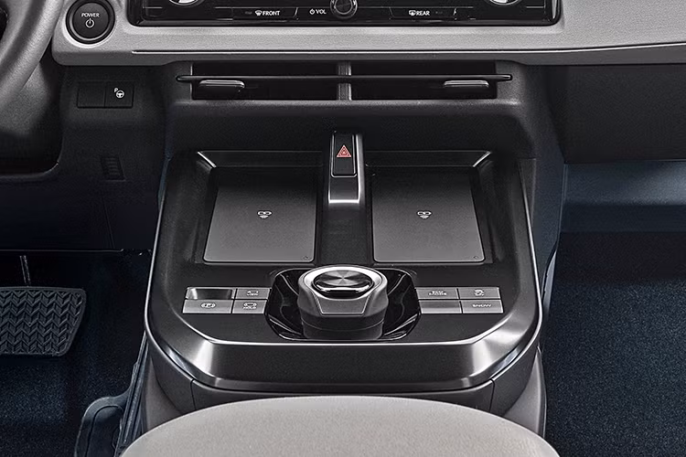 Bản FWD nâng cấp (77 kWh) được trang bị mô tơ điện cho công suất 221 mã lực, phạm vi di chuyển lên tới 600 km. Bản này có khả năng tăng tốc 0-100 km/h chỉ 7,4 giây.