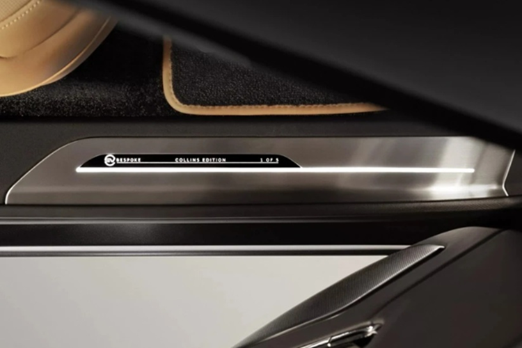 Nhìn chung thiết kế của mẫu xe SUV Range Rover SV Bespoke Collins Edition không khác nhiều so với bản tiêu chuẩn. Xe sở hữu ngoại thất màu xám Satin Grey độc đáo, kết hợp cùng logo màu đen và biểu tượng SV Bespoke sáng bóng.