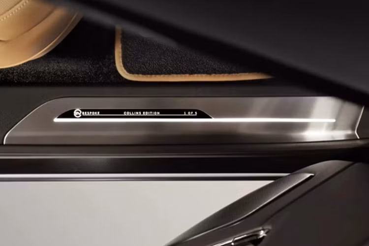 Nhìn chung thiết kế của mẫu xe SUV Range Rover SV Bespoke Collins Edition không khác nhiều so với bản tiêu chuẩn. Xe sở hữu ngoại thất màu xám Satin Grey độc đáo, kết hợp cùng logo màu đen và biểu tượng SV Bespoke sáng bóng.