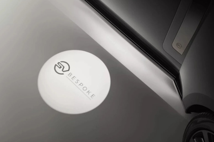 Khoang cabin của Range Rover SV Bespoke Collins Edition gây ấn tượng khi được làm từ chất liệu da Caraway và Ebony. Trên các tấm lót sàn và ghế ngồi của xe đều có tên phiên bản làm điểm nhấn.