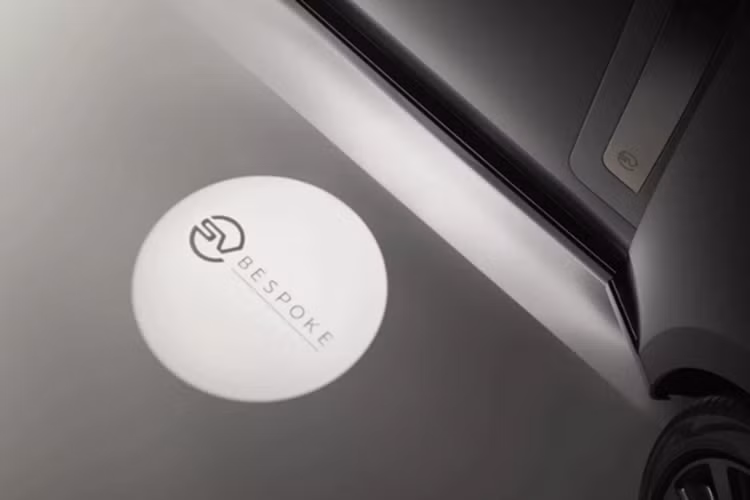 Khoang cabin của Range Rover SV Bespoke Collins Edition gây ấn tượng khi được làm từ chất liệu da Caraway và Ebony. Trên các tấm lót sàn và ghế ngồi của xe đều có tên phiên bản làm điểm nhấn.